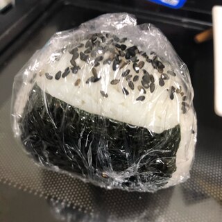 今日のお弁当のおにぎり(おかかとごまたっぷり)